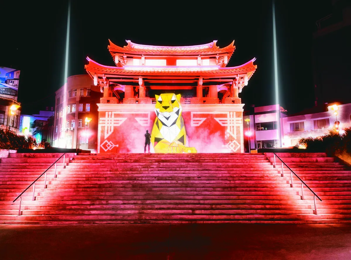 新竹東門城  3 公尺光虎鎮守