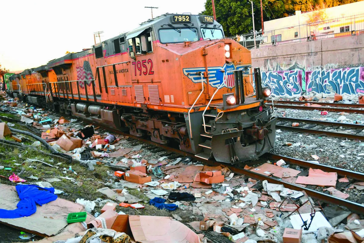 供應鏈大亂 洛杉磯火車遇劫 廢紙箱扔滿地