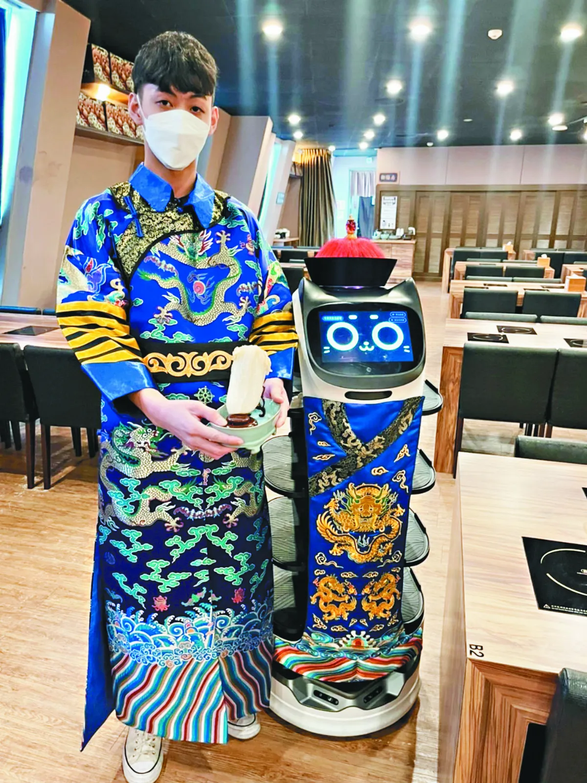 故宮南院 太監機器貓送餐