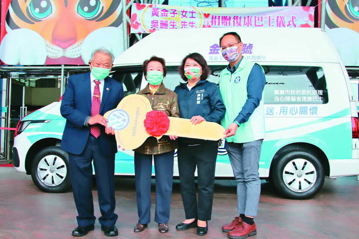 黃金子捐復康巴士 圓救貧苦心願