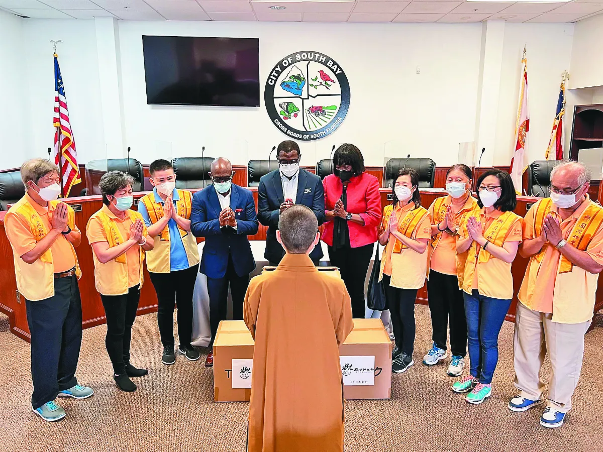 邁阿密疫情未息 佛光人捐口罩