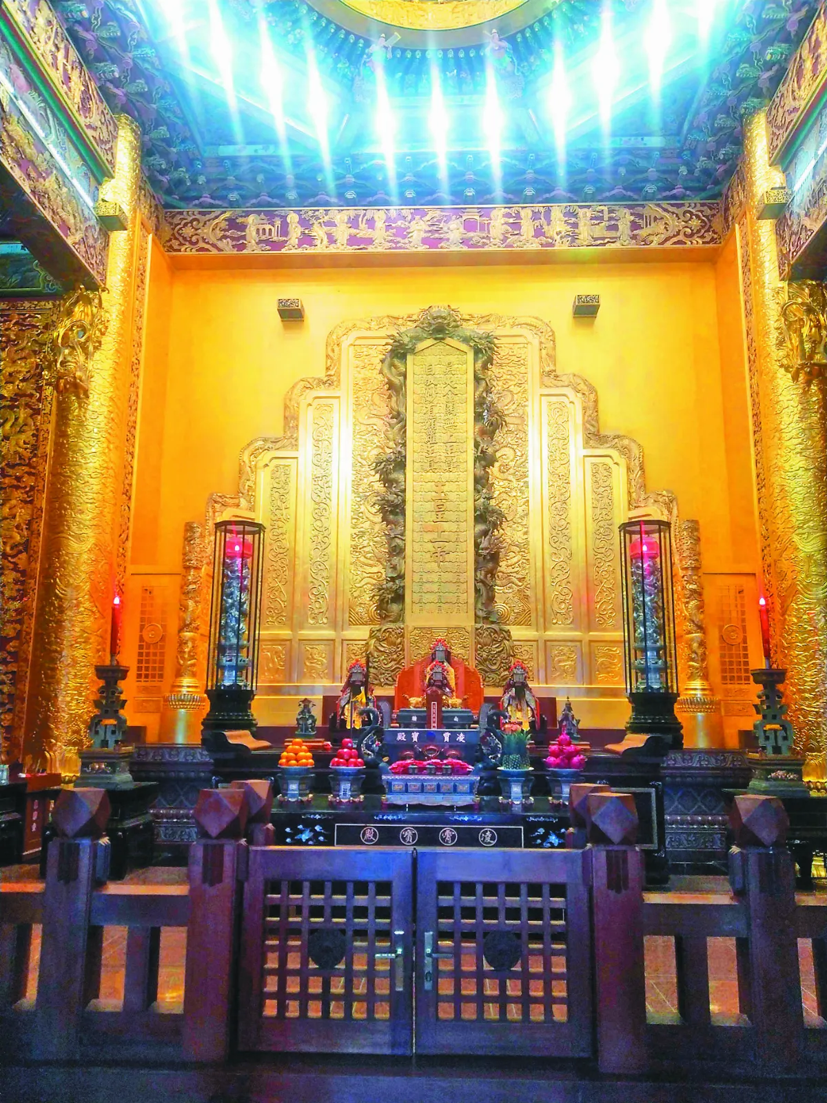 海闊天空 鹽水蜂炮 與燈影相映成趣