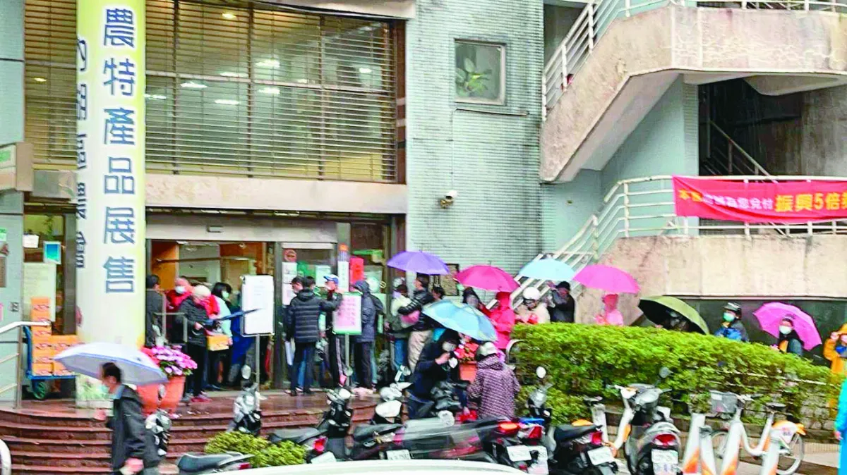 限購掀搶蛋潮 冒雨排隊百公尺
