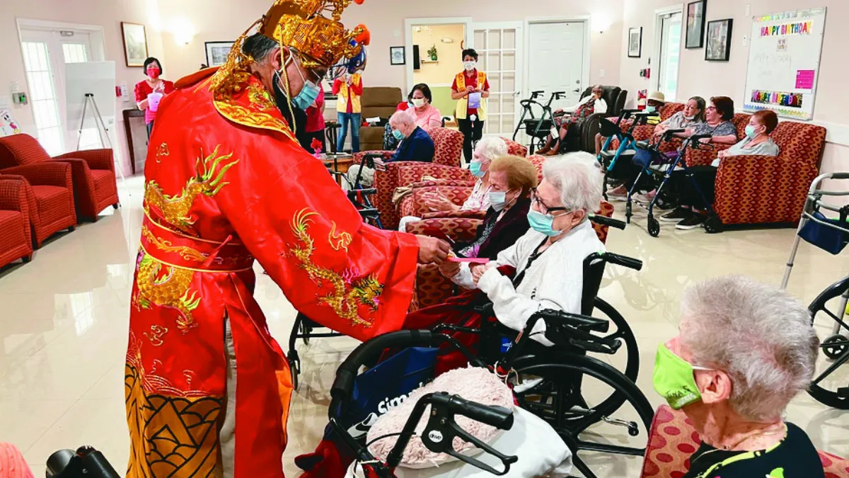 扮財神發紅包 送暖邁阿密長者