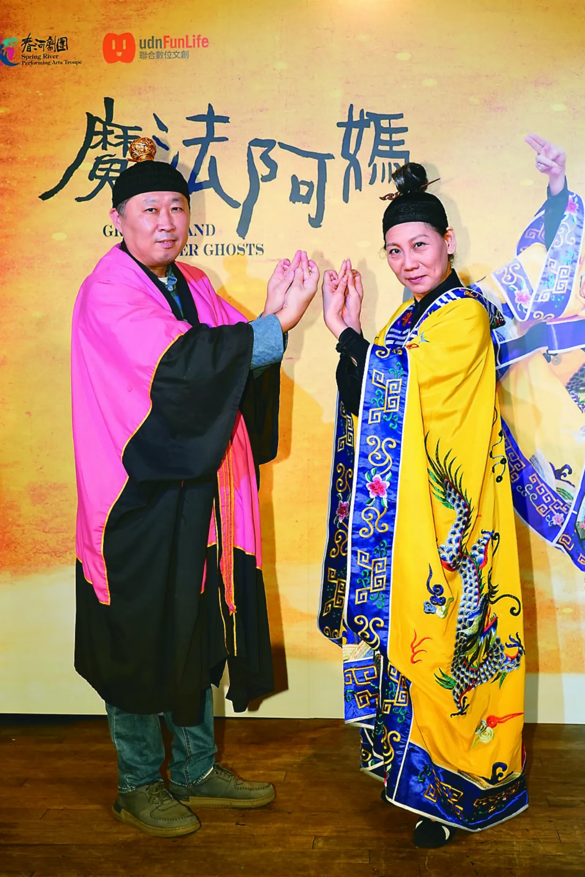 魔法阿媽舞台劇 觀眾互動放水燈