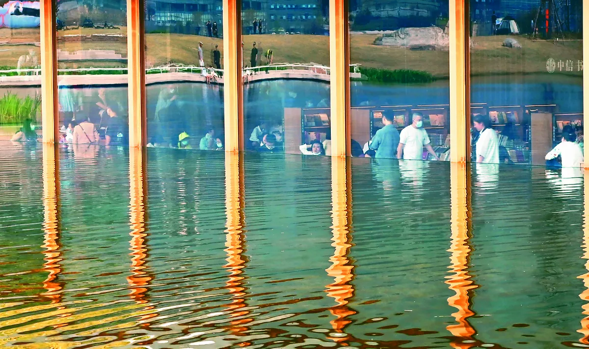 水下看書 天府獨門風景