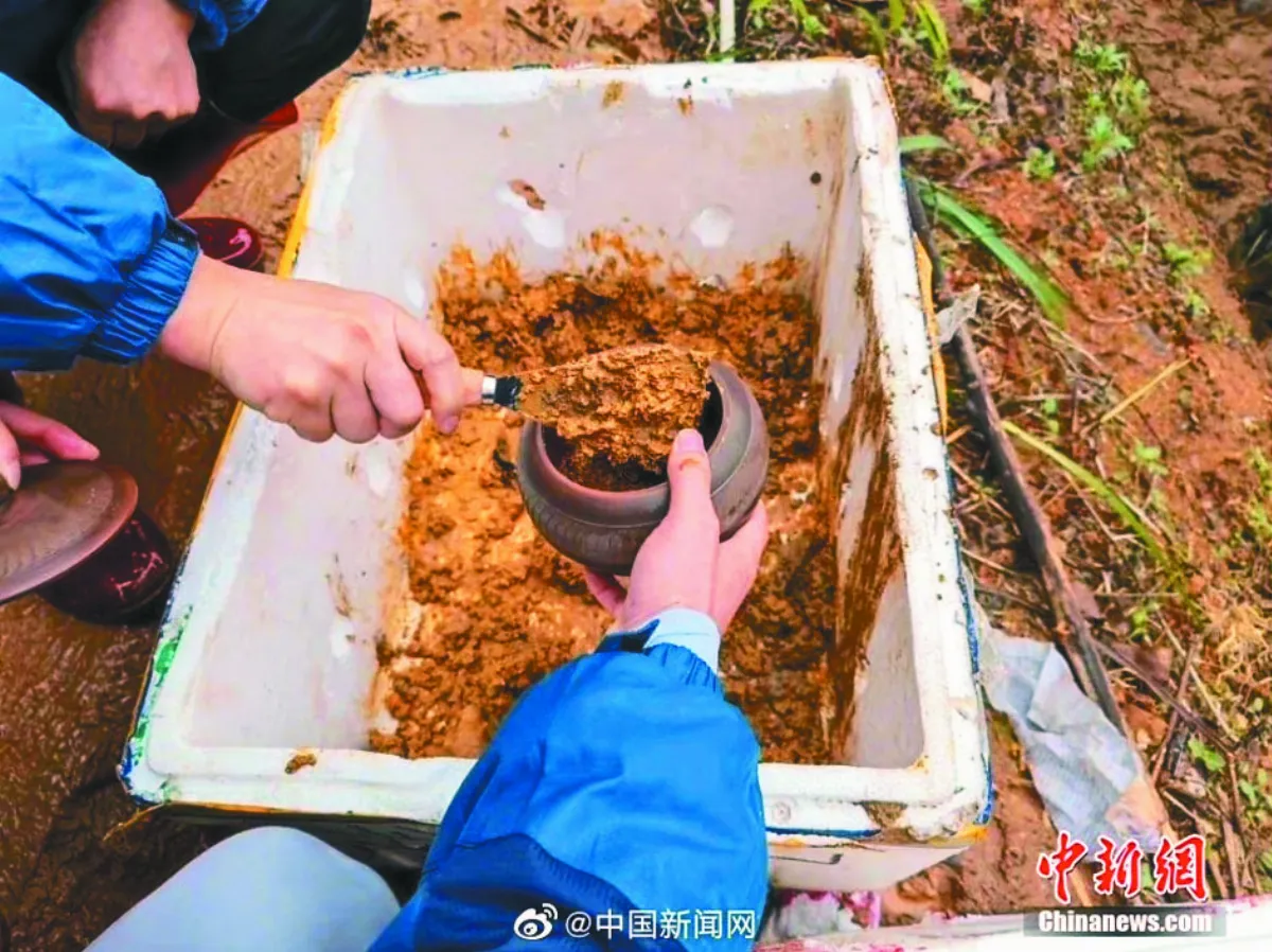 東航乘客無音訊 家屬帶走一抔土