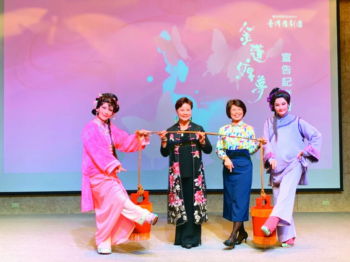 金蓮纏夢  演員秀踩蹺技藝