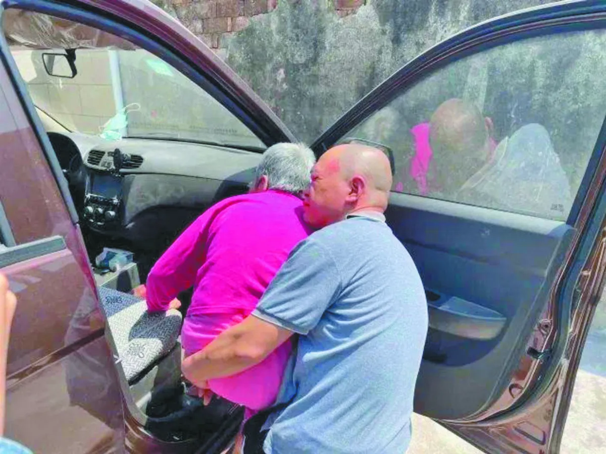片刻不離 子賣燒餅顧病母28年