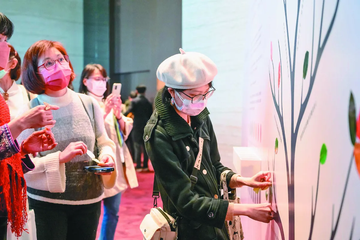 癌症病友 努力織就生命樂章