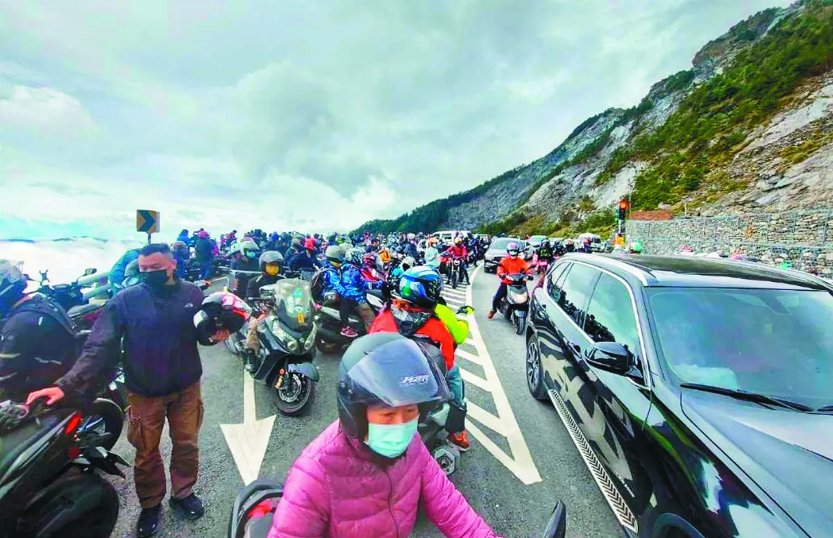 南橫復通首日  湧入6千輛車 車龍長達8公里