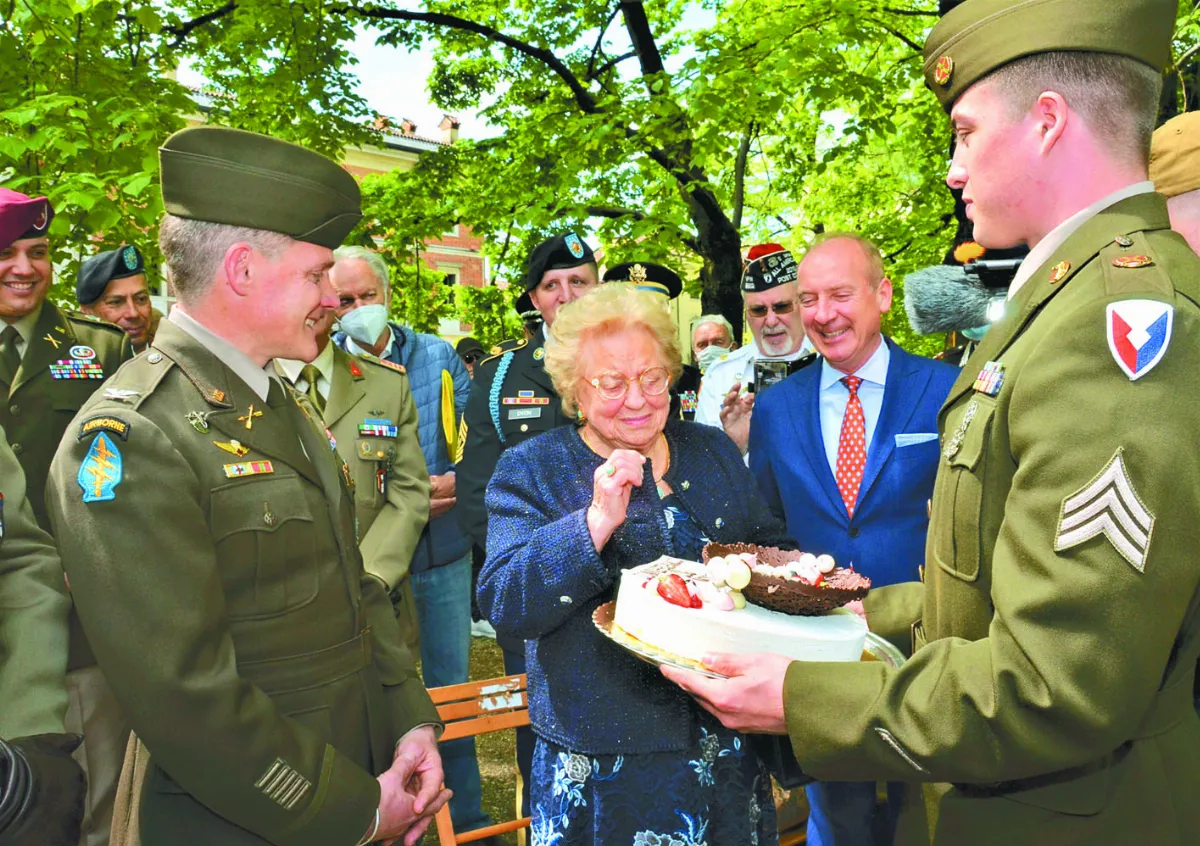 二戰時生日蛋糕被偷吃 77年後 美軍為90歲嬤慶生補償