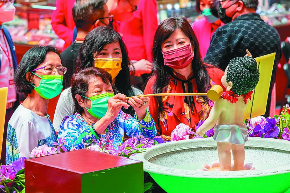 三姐妹陪8旬母 浴佛洗滌心靈