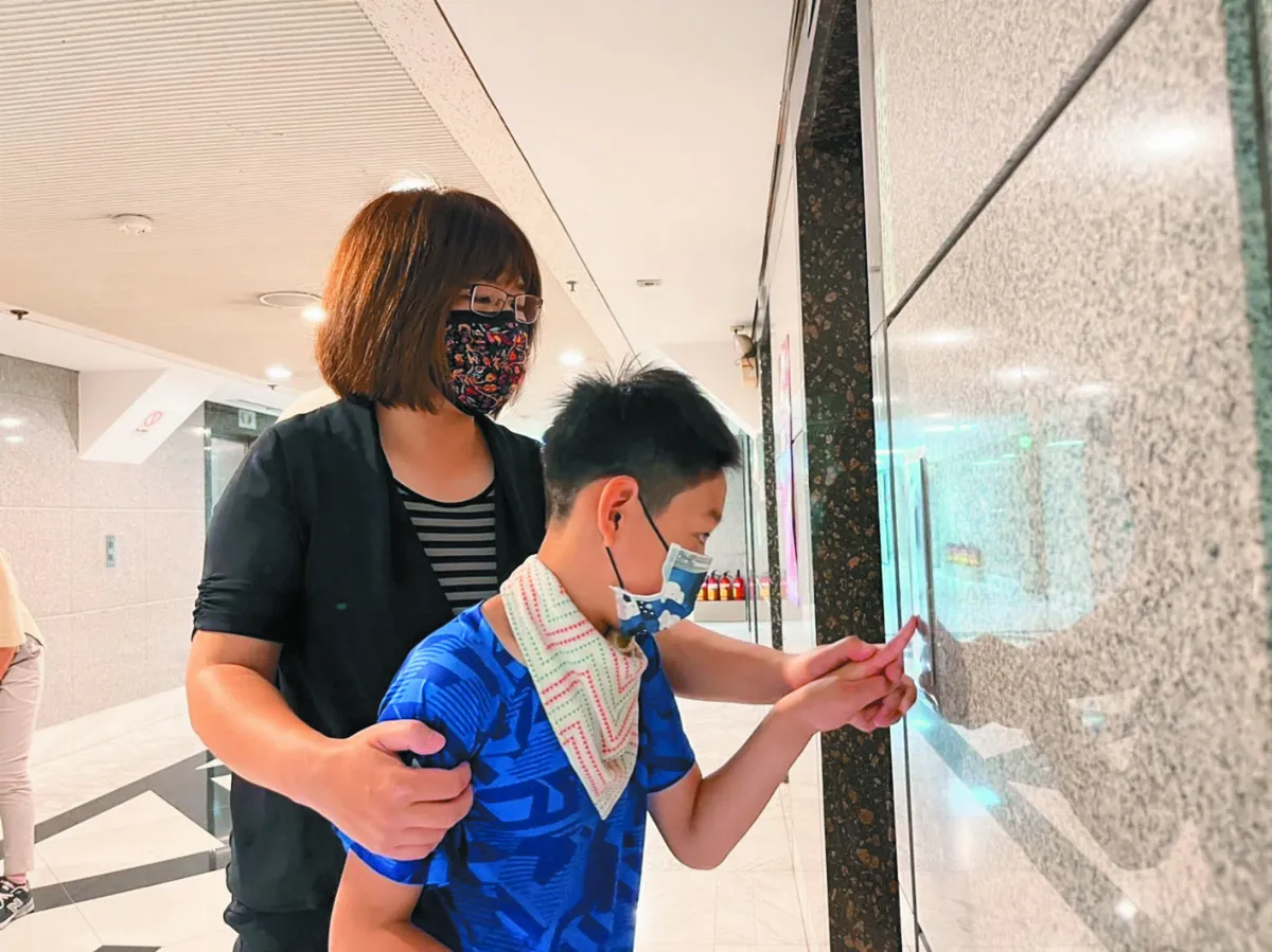 天天陪特殊兒搭電梯  媽媽不會累