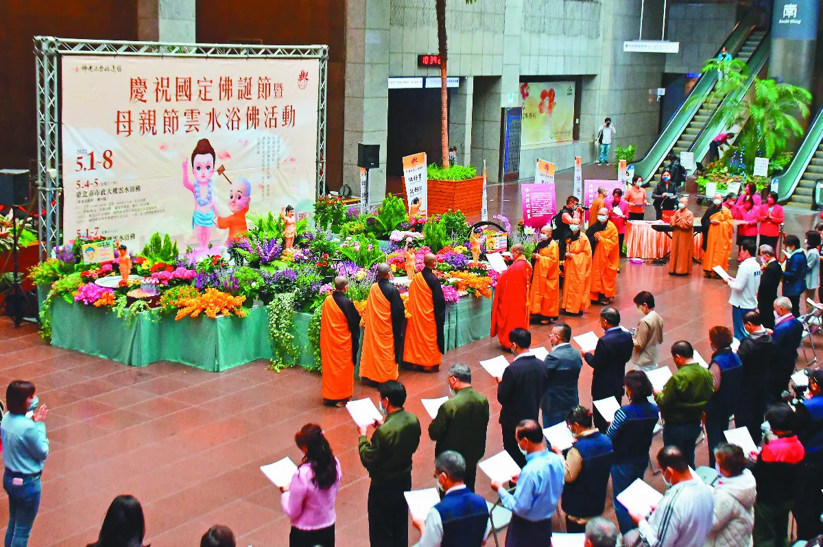 北市府浴佛 柯文哲領市民行三好