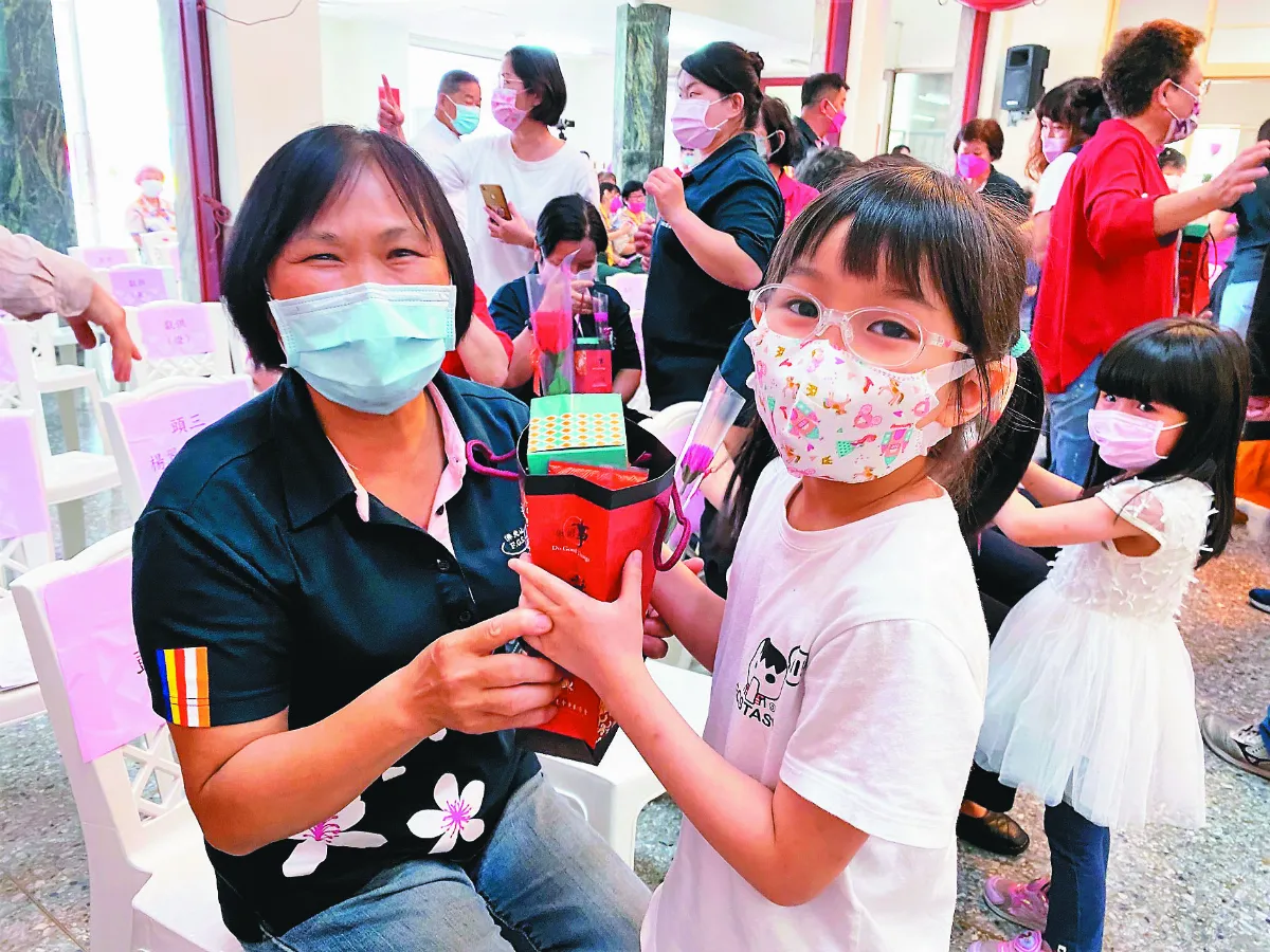 宏法社慈善園遊會 向媽媽獻花
