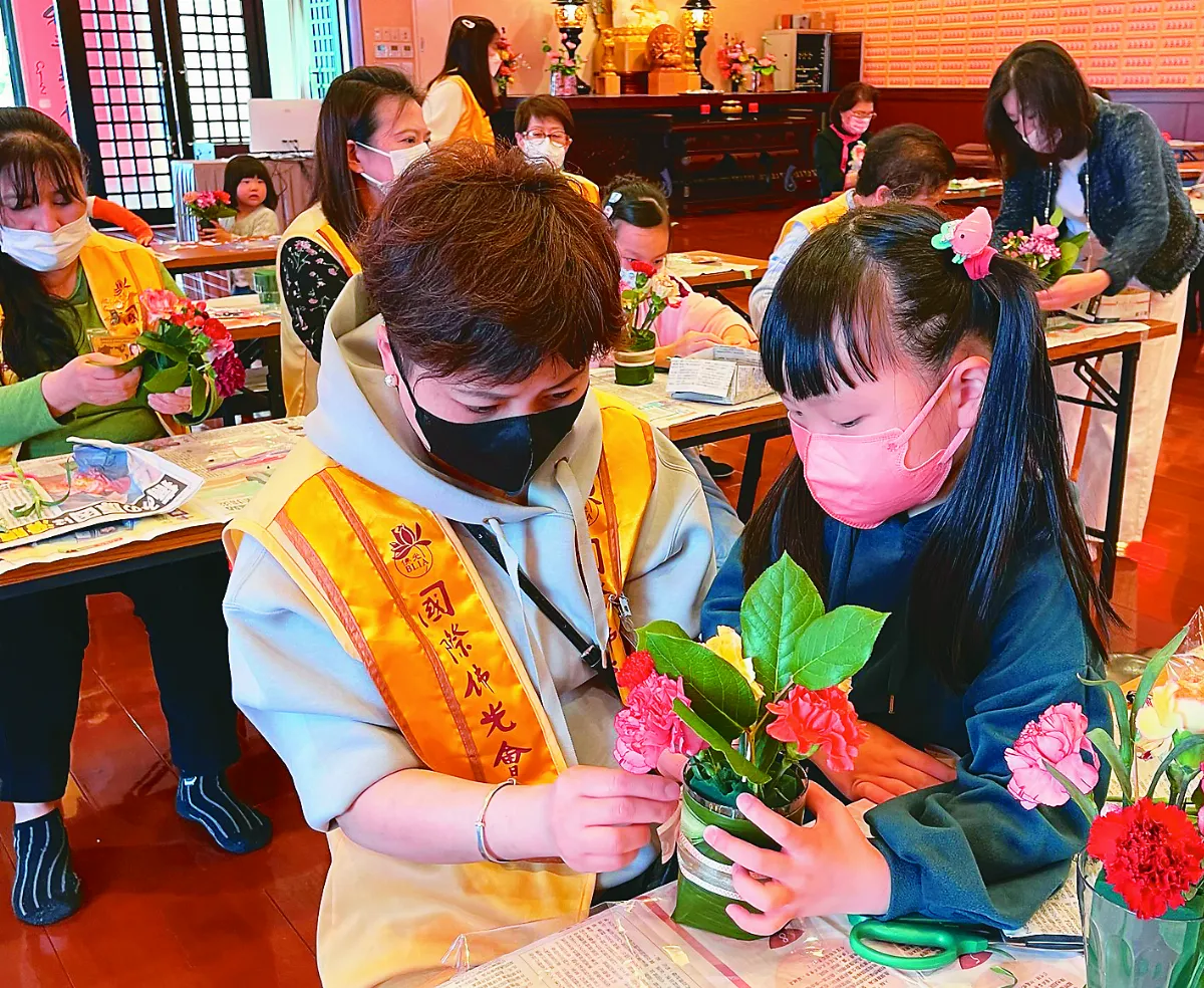 2022年佛光山浴佛慶佛誕 大阪佛光山 花藝創作獻母親