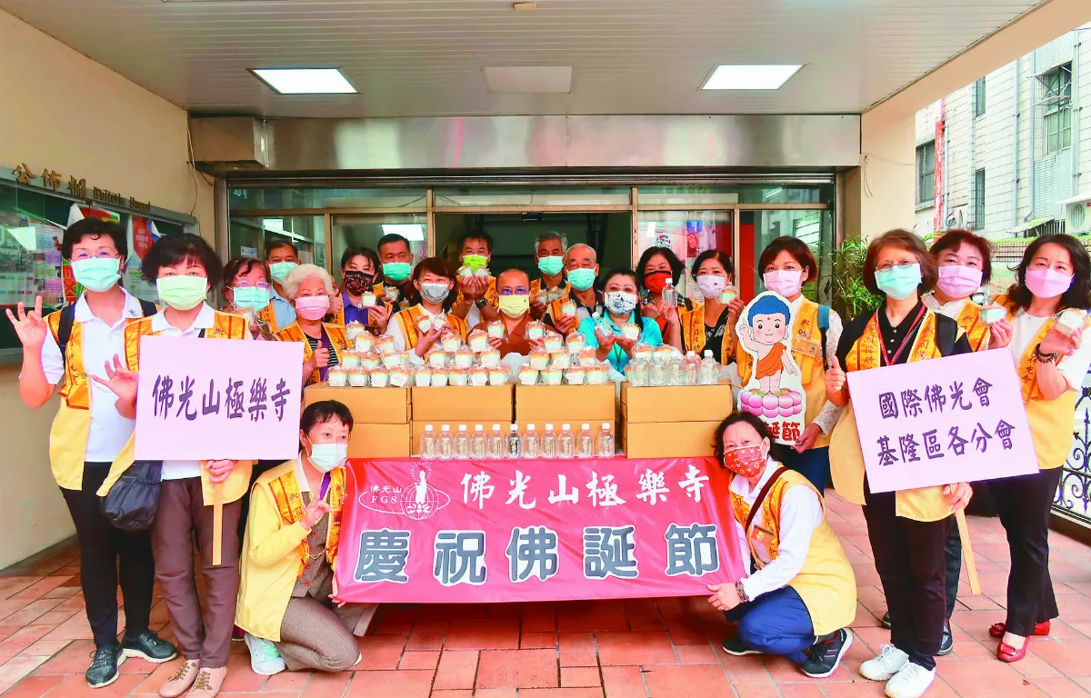 2022年佛光山浴佛慶佛誕 鼓舞防疫人員 極樂寺贈佛誕糕