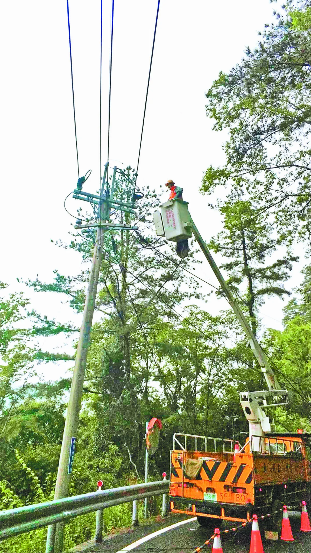 梅雨釀2萬戶停電 台電破千人次搶修