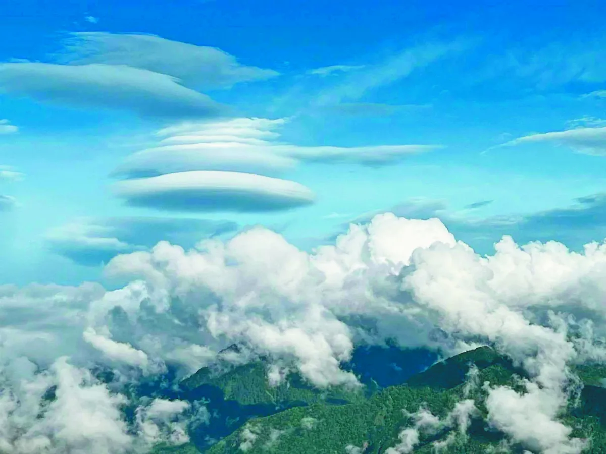 合歡山上空  飛碟雲排隊等降落