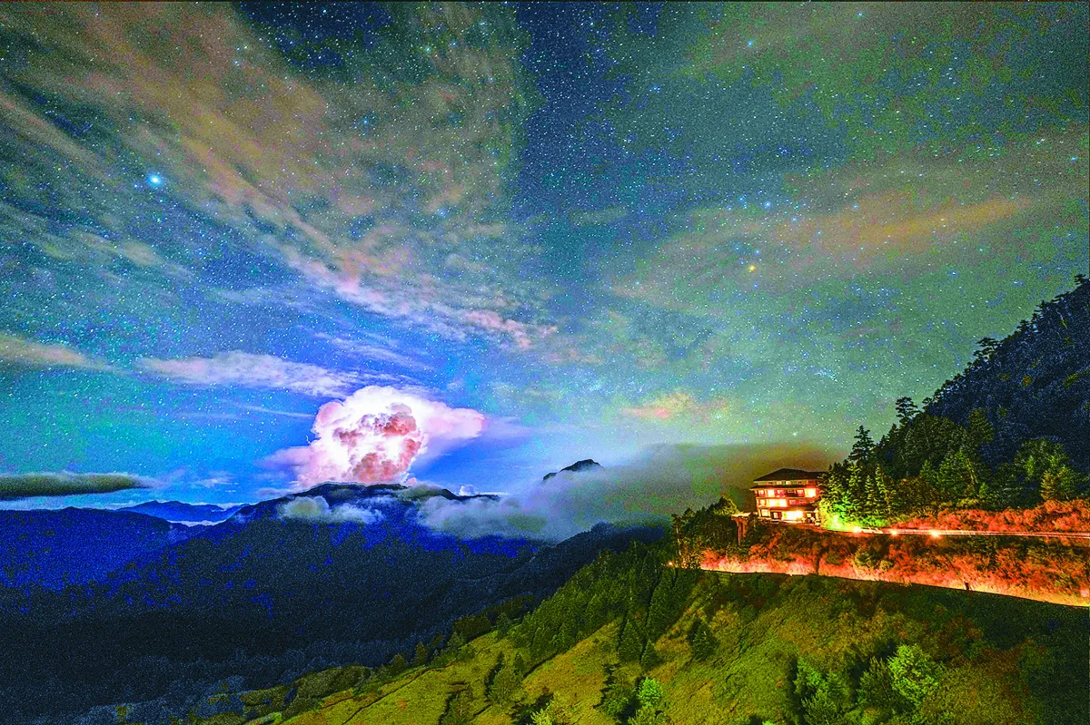 苦等銀河露臉 意外拍到雷雨胞