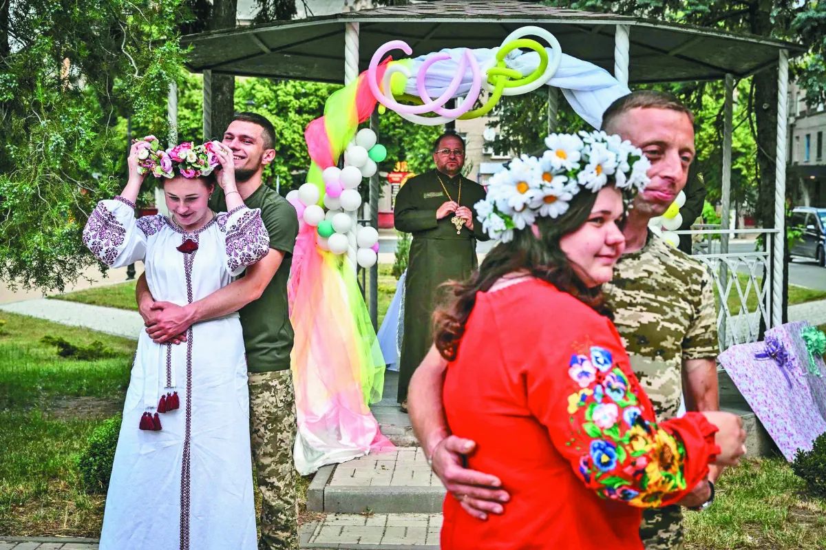 烏東軍人情侶 空襲警報中成婚