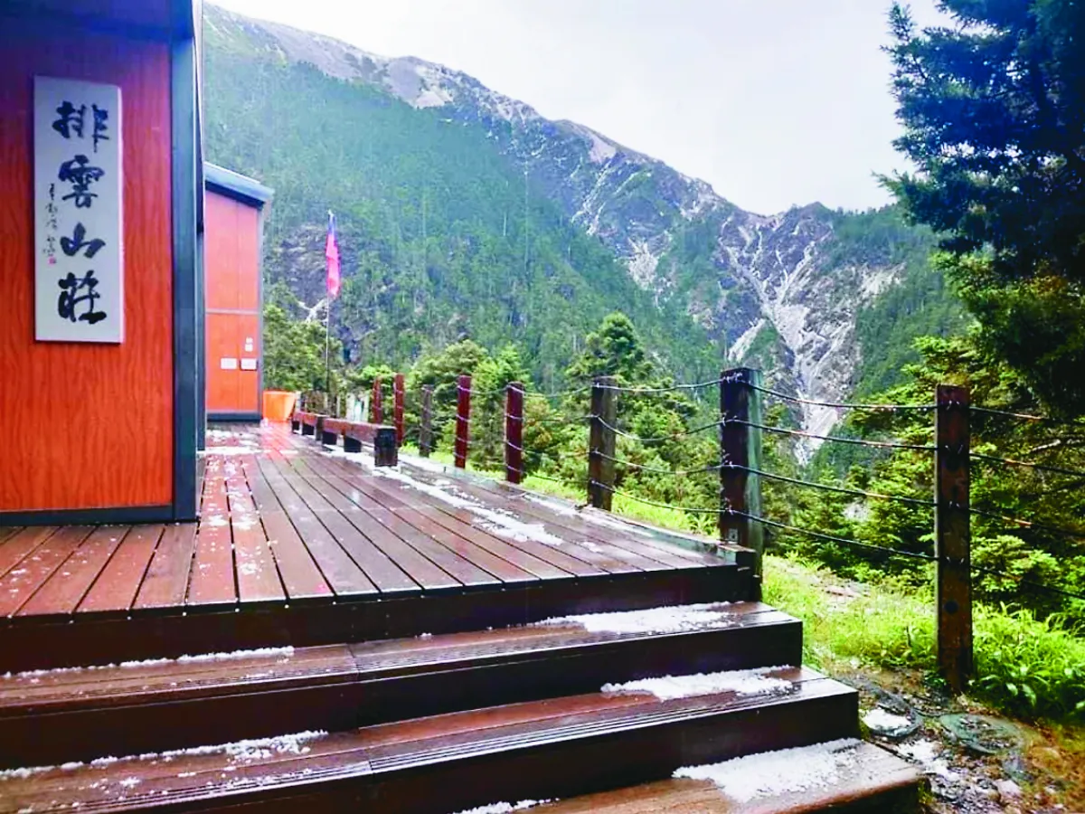 排雲山莊下冰雹