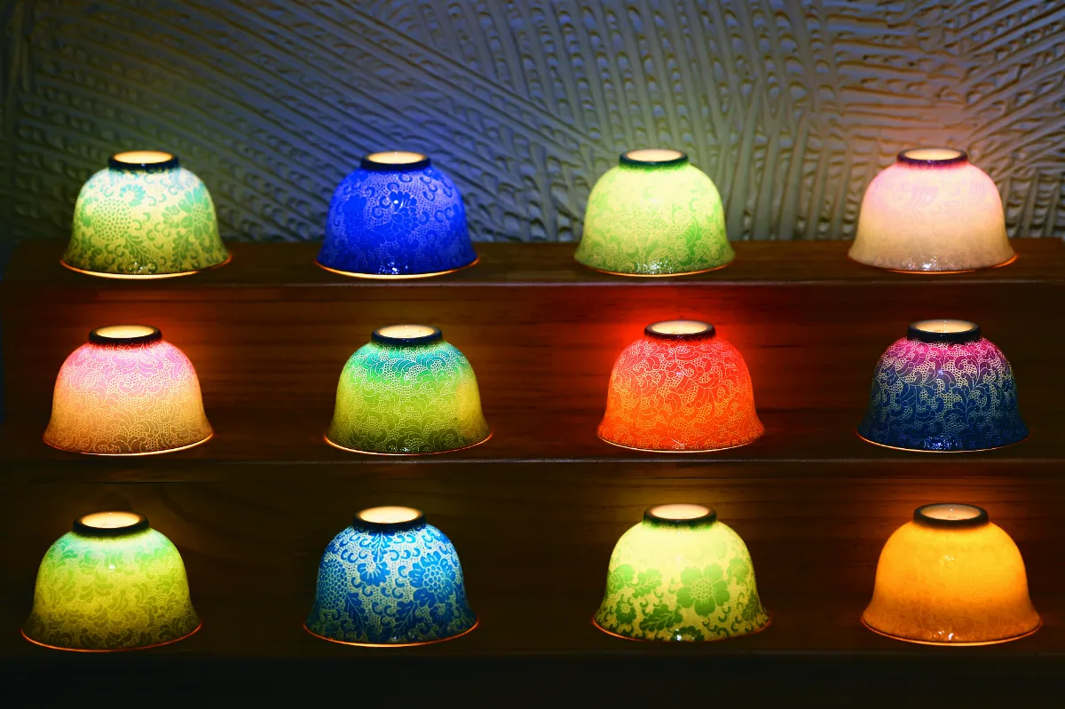 扒花技藝  絲綢花紋躍上瓷器