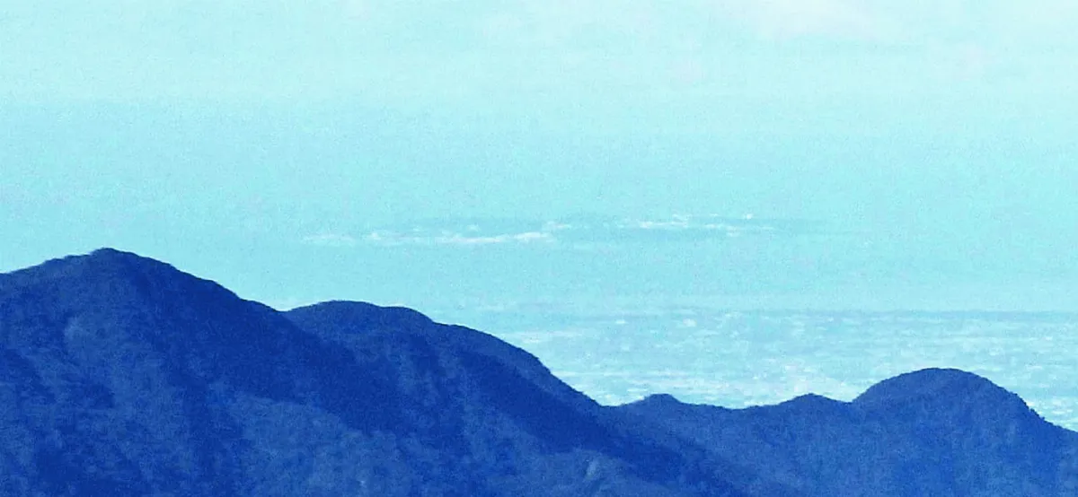 對流把空氣洗乾淨 玉山北峰  看得到小琉球