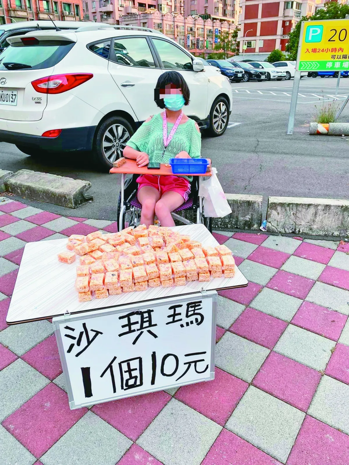 腦麻女酷暑擺攤 網友讚佩相挺