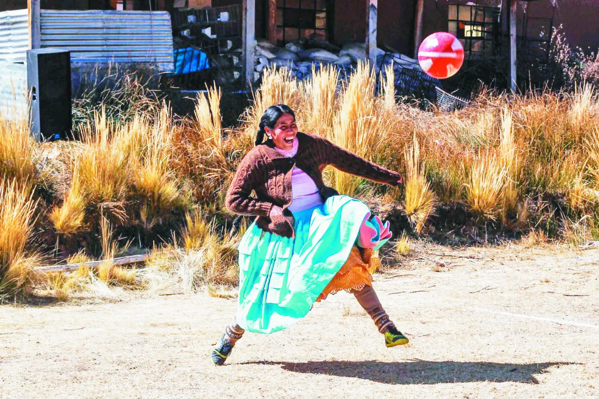 秘魯原民婦女 踢球樂