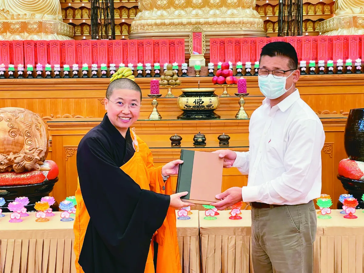 澳首位佛教徒議員 佛典宣誓就職