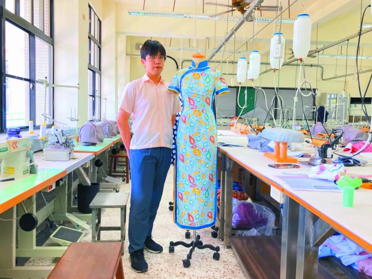 克服助聽器雜音 他縫出服裝師之夢