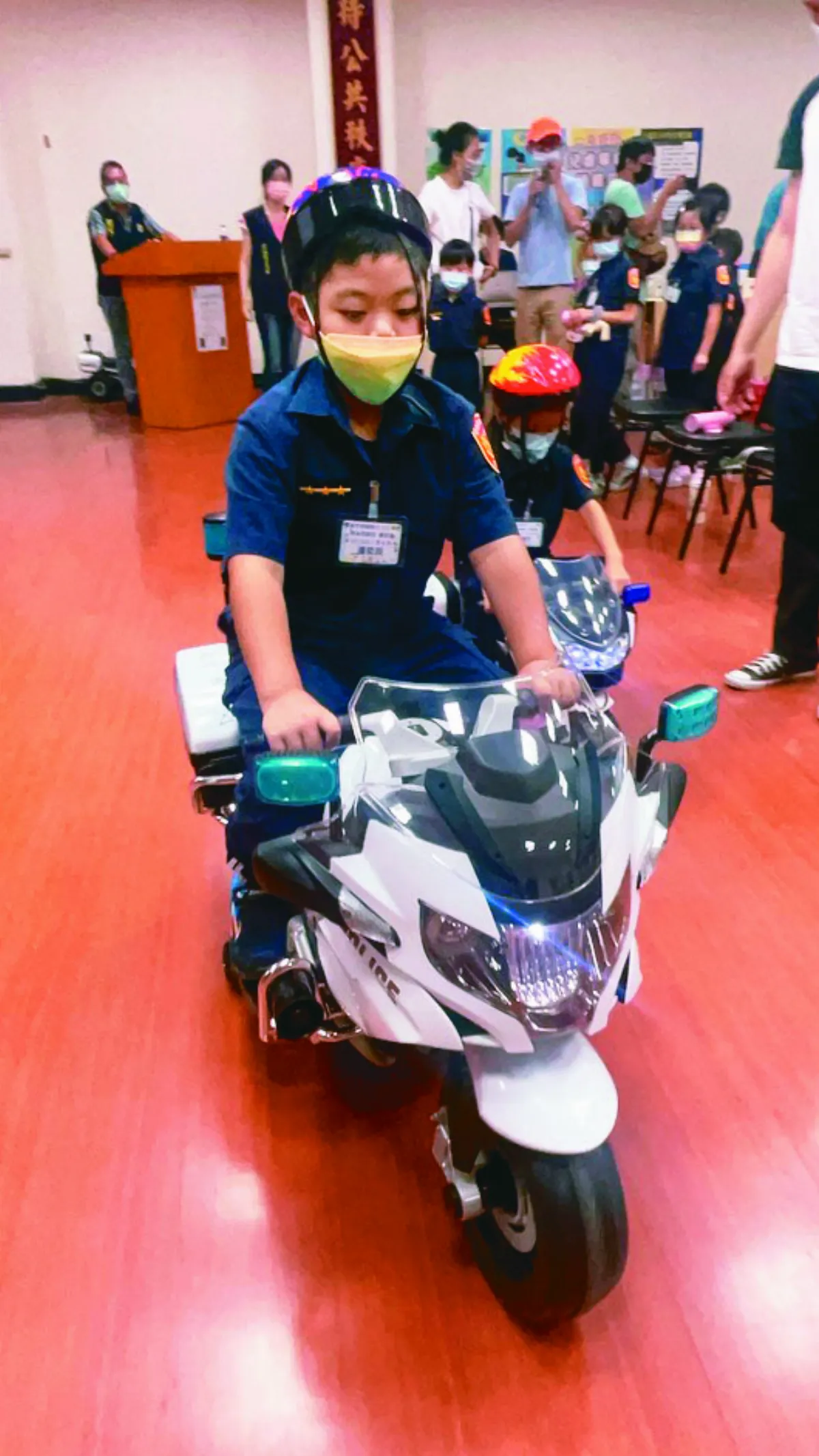 小小波麗士 騎機車出巡