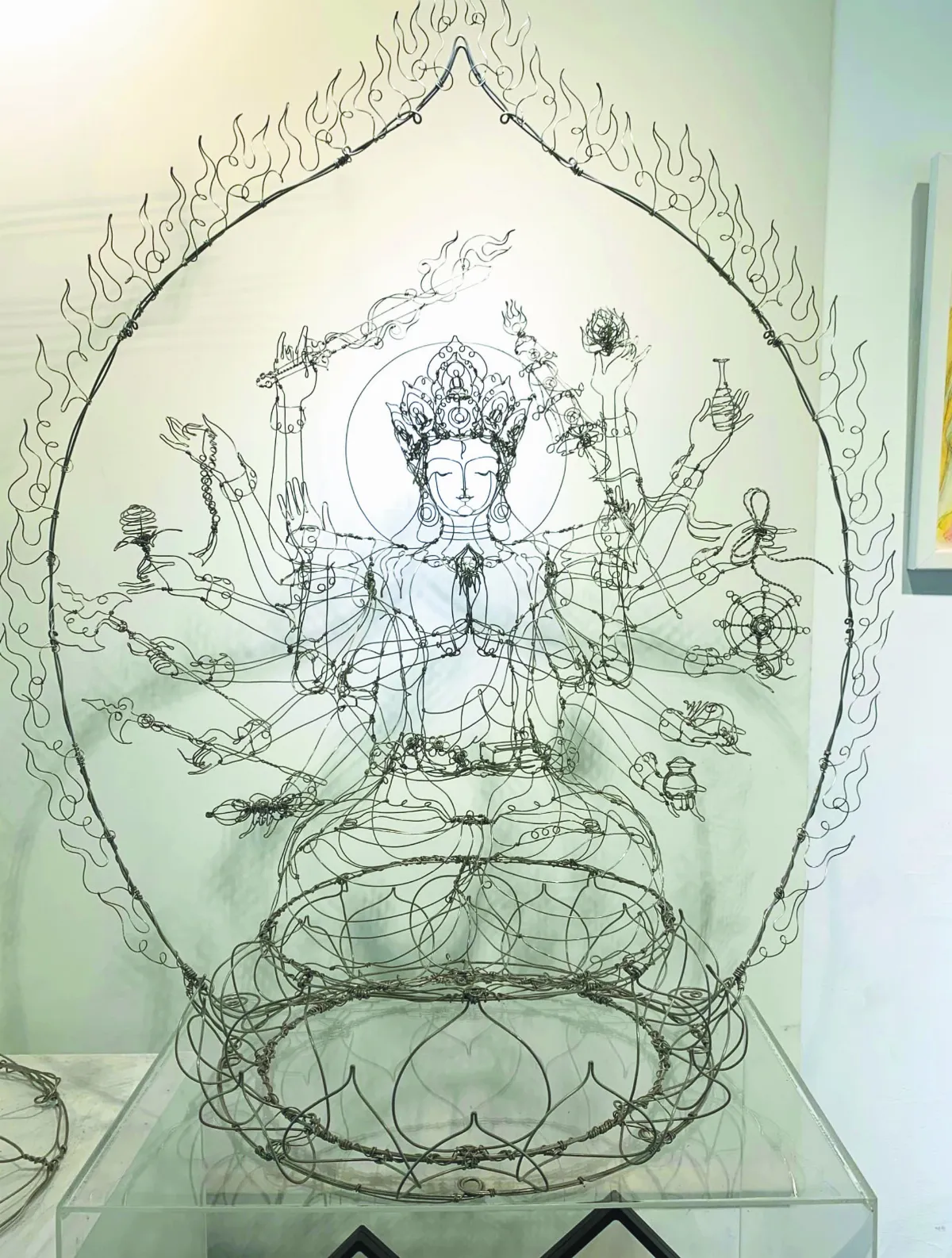 翁國嵩以虛構實 金屬線手繞神佛