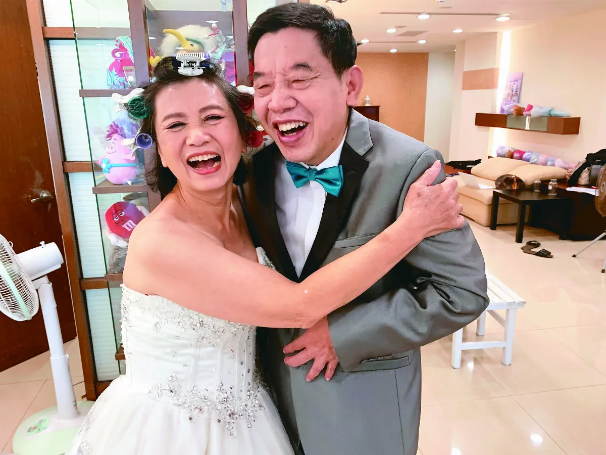 失智長者拍婚紗 牽手感動相擁