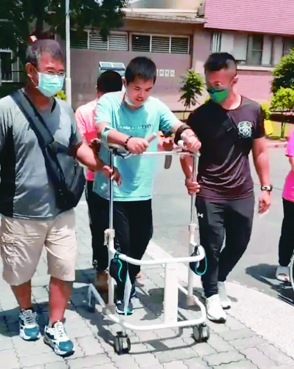 鋼鐵傘兵 秦良丰用全身力氣走路