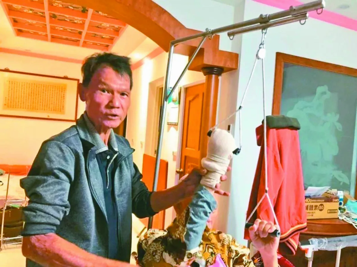 浴火重生 研發復健器材  鐵工變看護造福病人