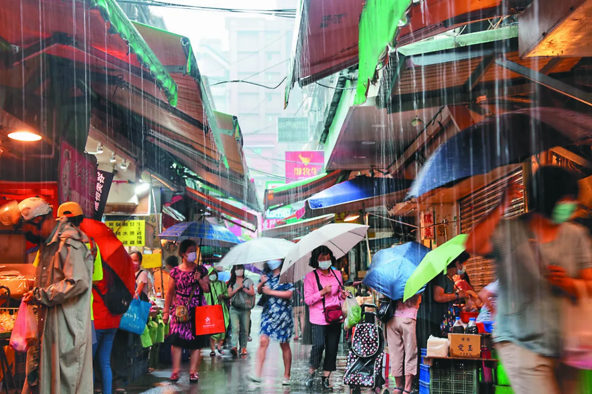 梅花颱風緩步北上 外圍環流今、明最近