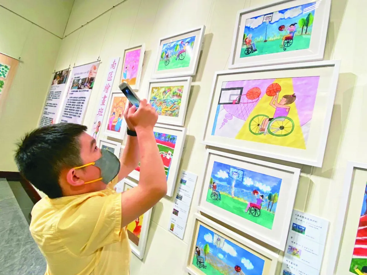 奇蹟「開心」男孩  躍動紙筆秀生命力