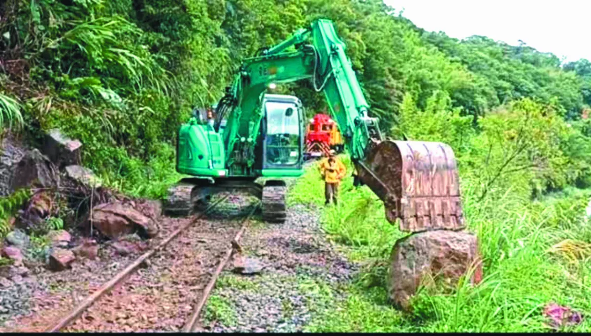 豪雨致落石  平溪線列車2度撞上