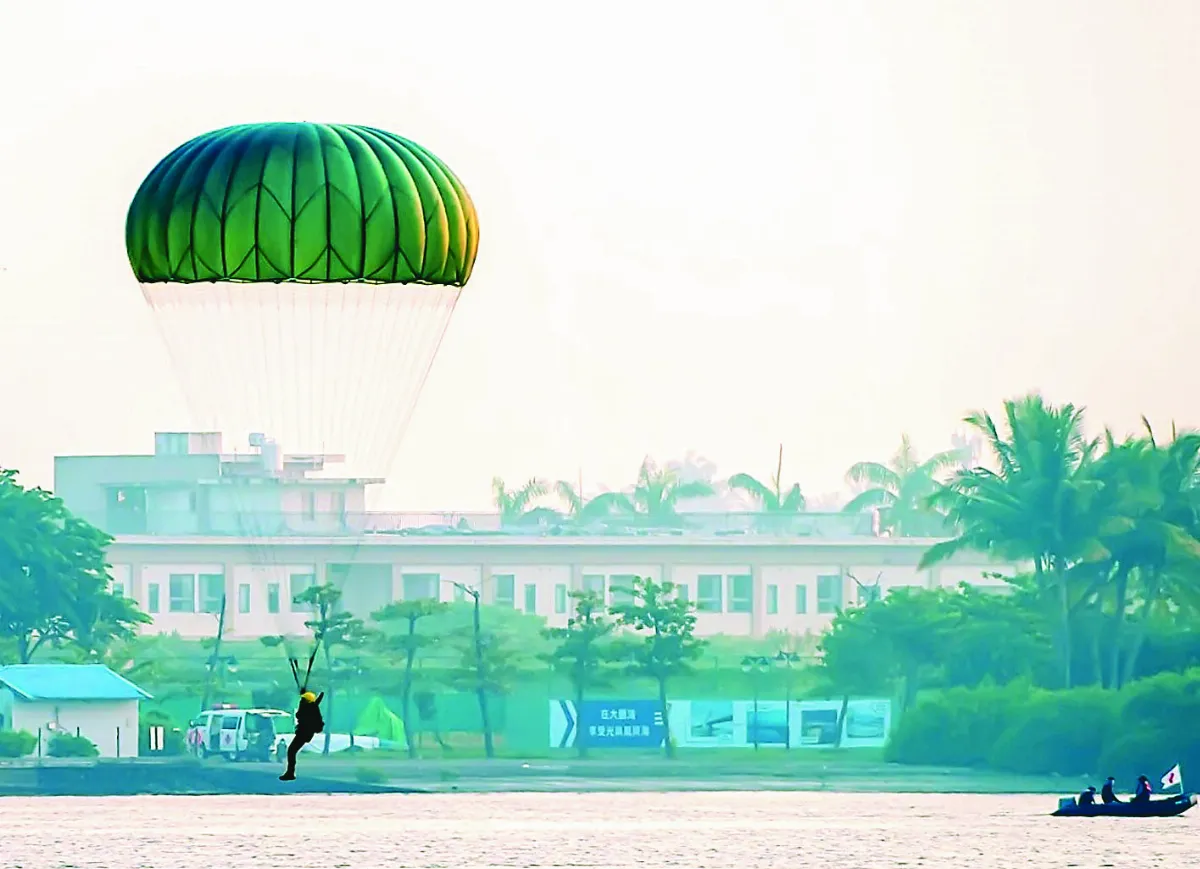 陸軍特戰隊傘訓 海上傘花震撼登場