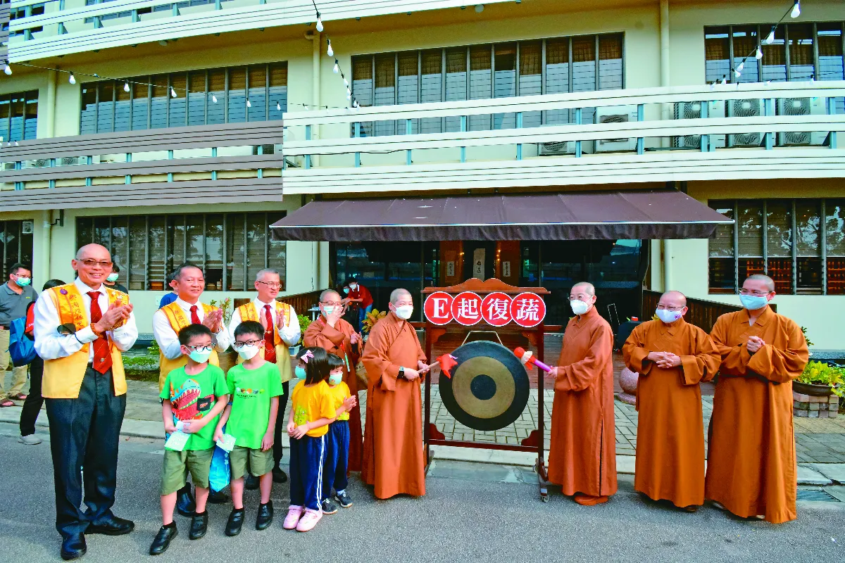 新馬寺無肉夜市 學子樂當義工
