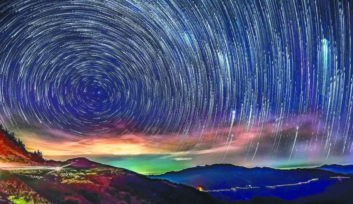 忍寒風蹲整夜 縮時拍攝銀河星軌