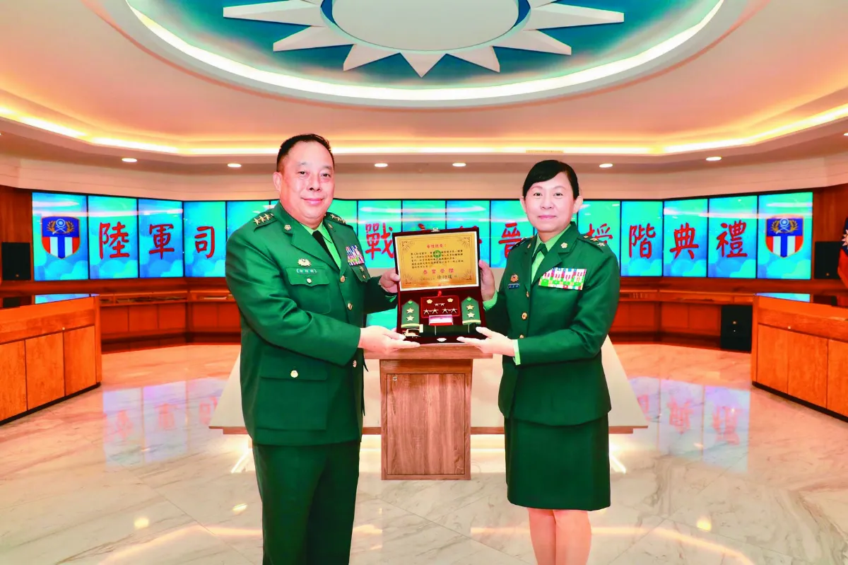 首位女中將  陳育琳授階
