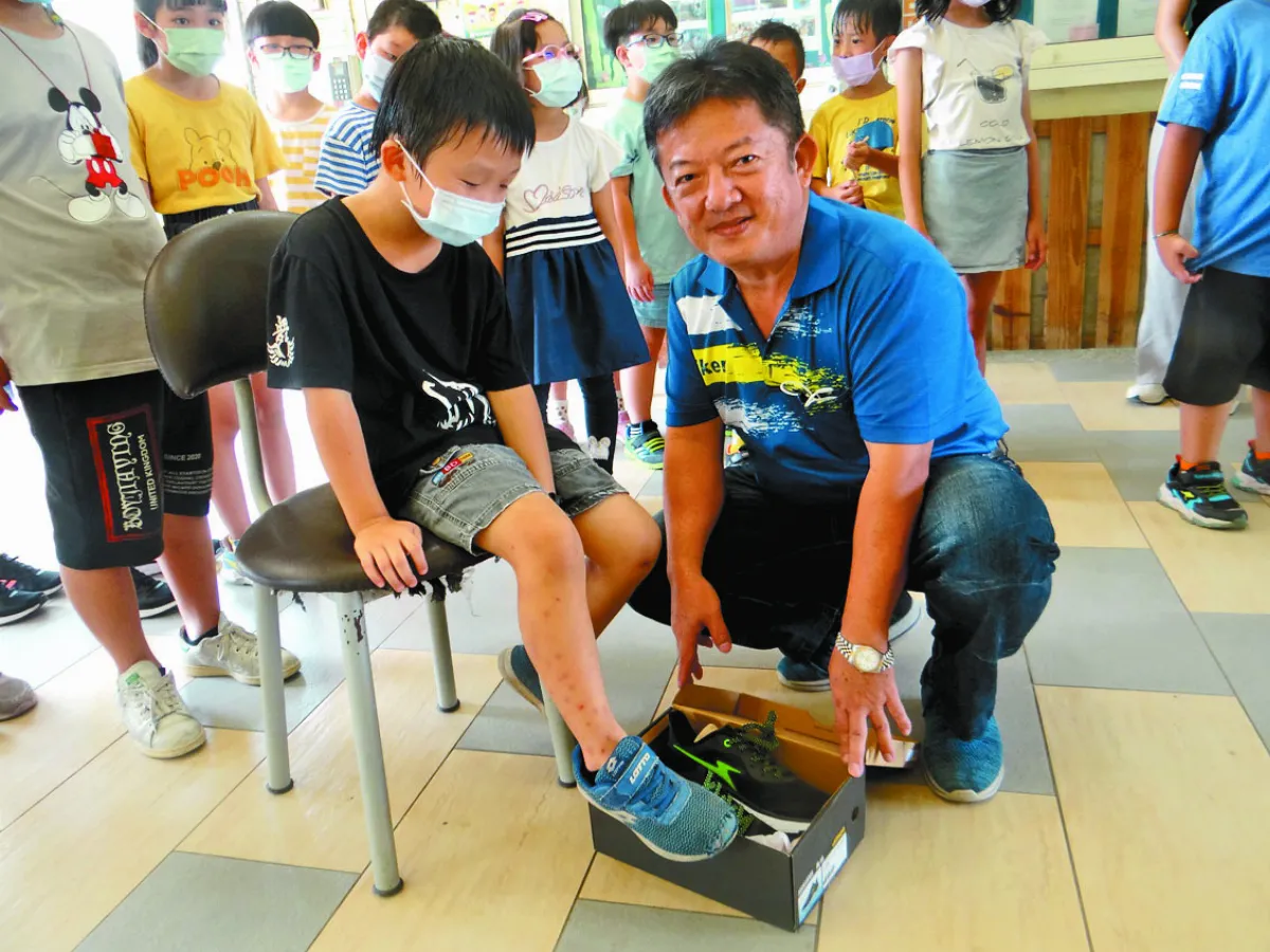 守護弱勢生  李坤煌5年送400雙球鞋