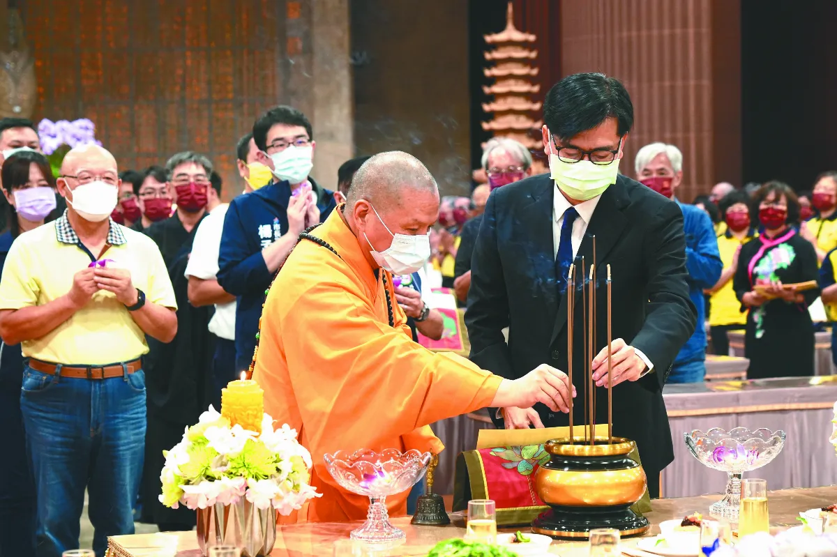 城中城對年佛光山祝禱 陳其邁率市府團隊致意