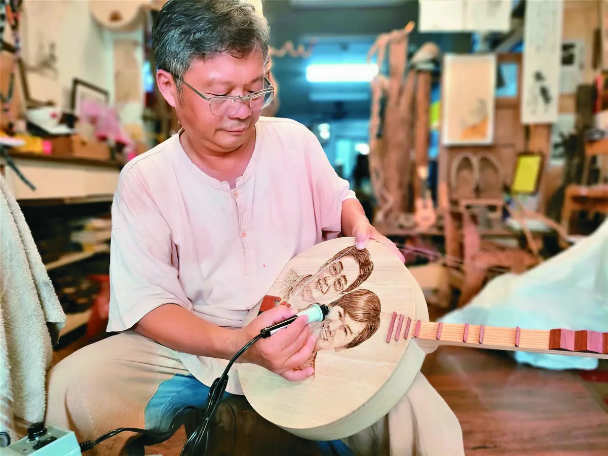 王明堂燒畫  把月琴變藝術品
