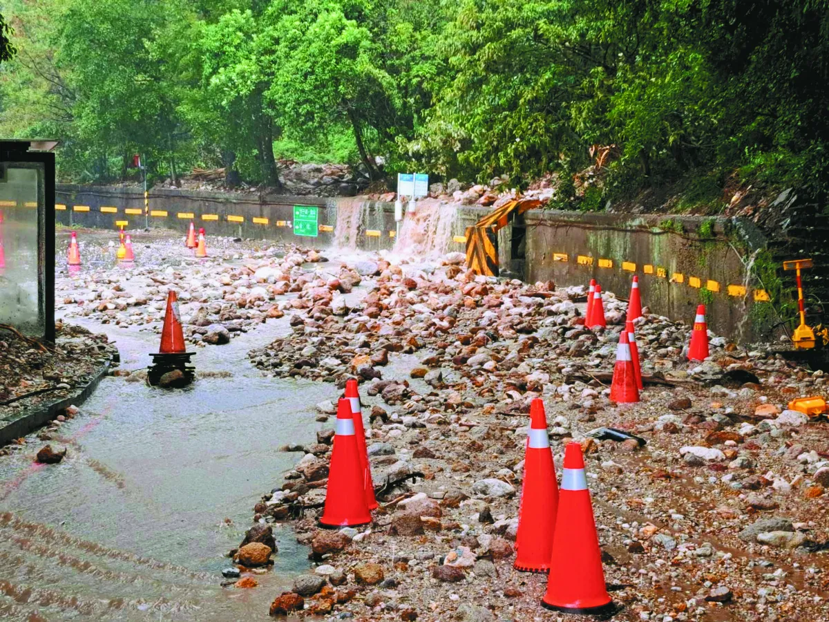 暴雨後 明池山莊逾300人受困