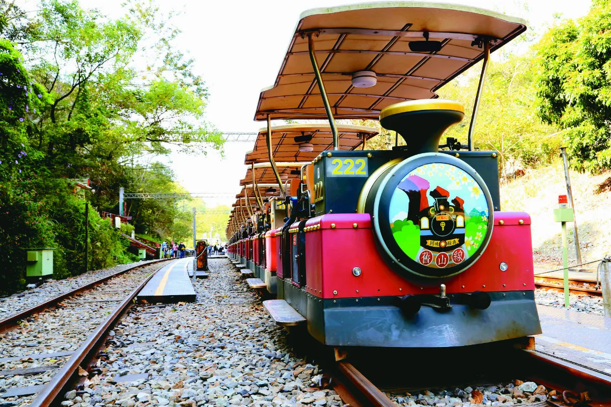 苗栗．三義 枯木化為藝術品 軌道車穿越時空